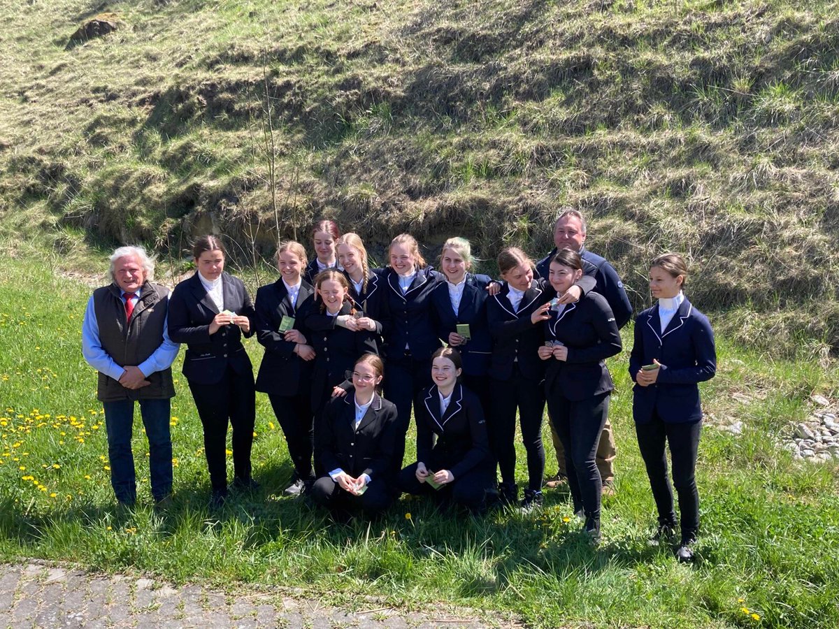 Pferdeschule's tweet photo. Die Erfolgsserie geht weiter:
Weiße Fahne beim ÖFAB für die Klasse P2a!
Wir freuen uns mit euch! https://t.co/AOr6ud4moS