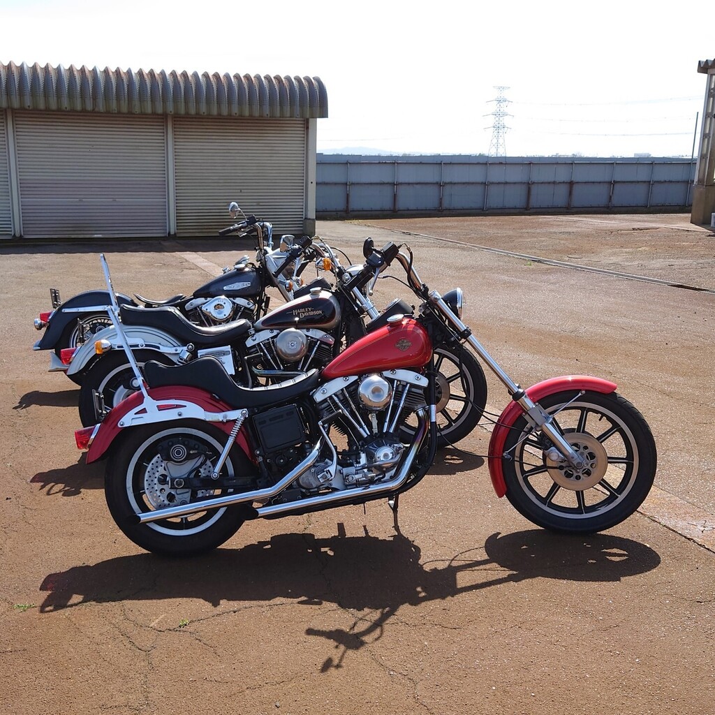 overloadmain's tweet photo. 入れ替えのついでに並べて写真撮ったろと思ったけど上手く撮れませんでした。

手前の1981FXEFはもう少し乗っていたかったのですが嫁ぎ先が決まりました🥺

#ハーレー
#ショベルヘッド https://t.co/d0axeKxWBm https://t.co/sqwTwL24XB