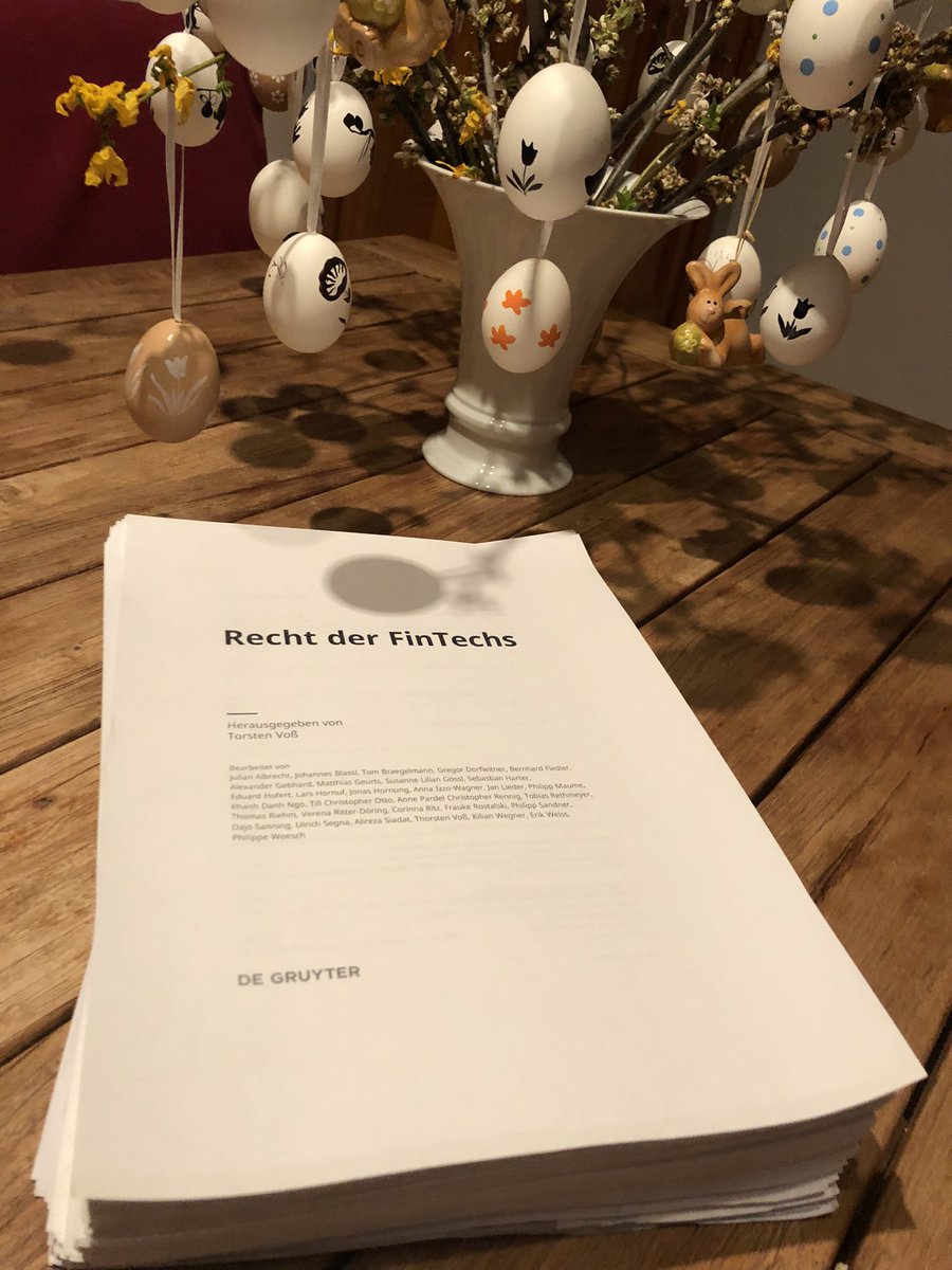 Silberfuchs050's tweet photo. Der Osterstrauch 🐣🐰💐 kann dann mal weg, 1.100 Seiten Druckfahnen auch und zwar Richtung Druck - #RechtderFinTechs powered by @degruyter_law . Mit Beiträgen ua von @LehrstuhlGoessl , @c_rennig , @IzzoWagner, @Klotzkette uvm. Für alle, die es genau wissen möchten 😉😎👇 https://t.co/IVegjTpjgm