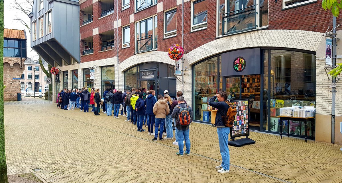 Lange rij voor <a href="/PlatoZwolle/">Plato Zwolle</a>.
#RecordStoreDay #RSD2023
