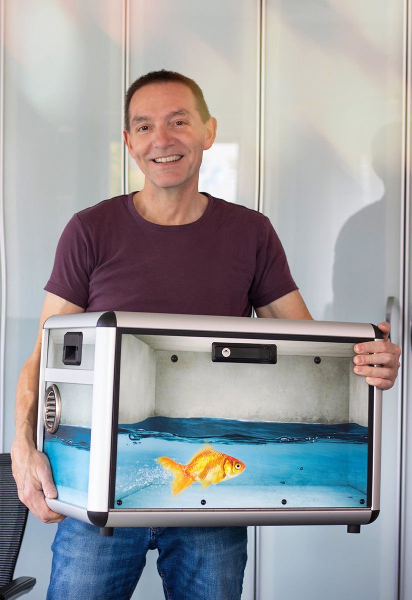 hdwmedia's tweet photo. Hurra, meine Raclan Box ist da! Mit dem High End Teil von Fisacon
ist endlich ein Sicheres Laden (und im Brandfall löschen) ohne Beaufsichtigung meiner Drohnen Lithium Ionen Akkus in der Agentur möglich. Die Folierungssidee als "Aquarium" habe ich natürlich selbst entwickelt. https://t.co/spEpyhSjtd