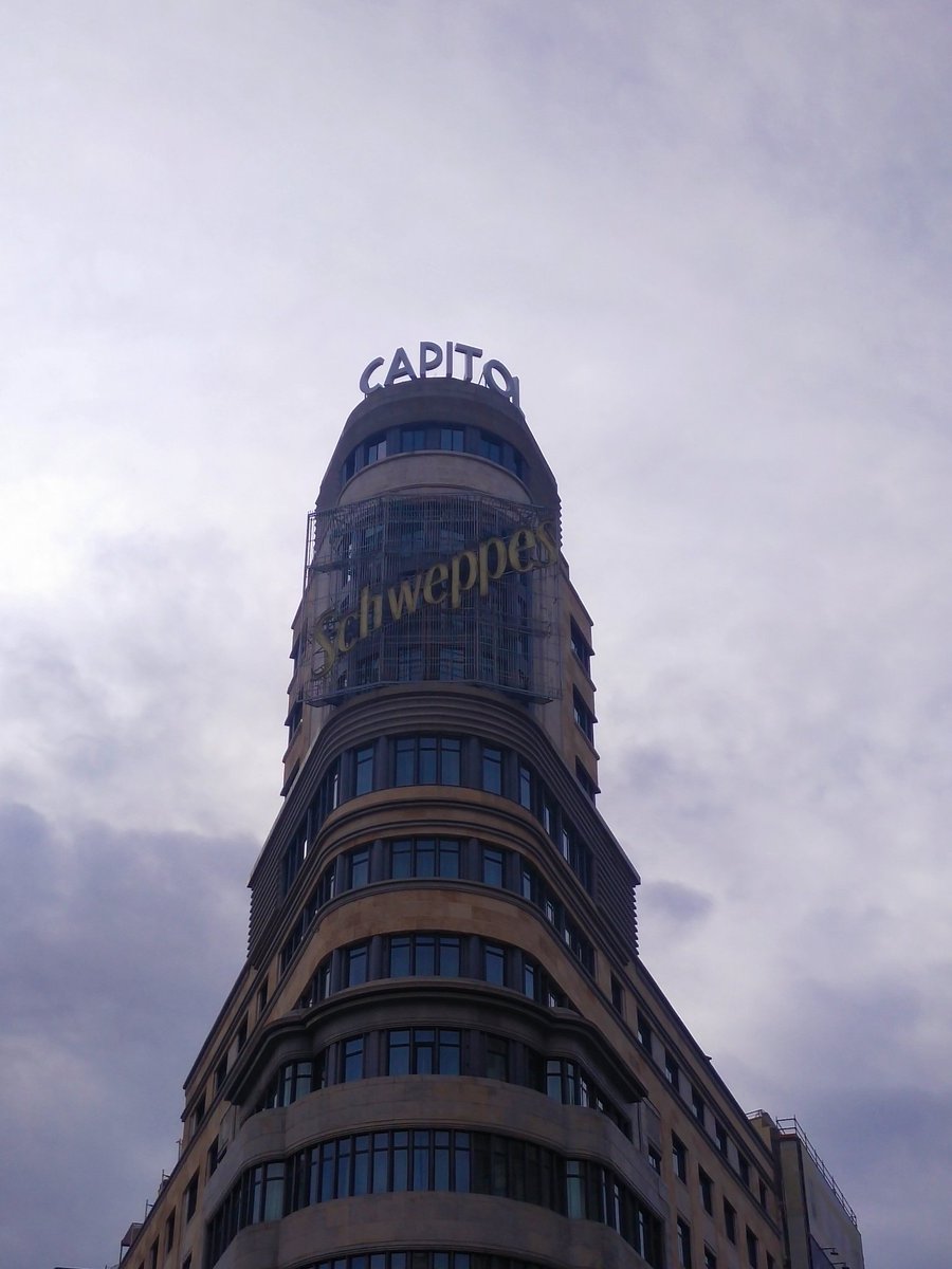 Unsereno's tweet photo. El nuevo rótulo del edificio Carrión con la estética del rótulo original de los años 30. https://t.co/5QRf7uhFFg