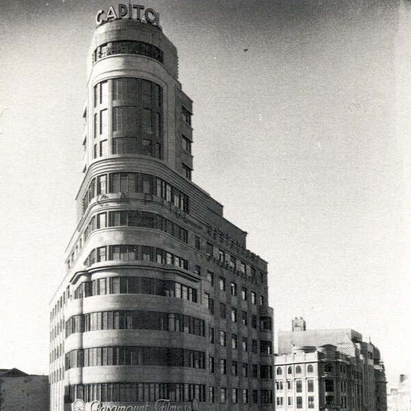 Unsereno's tweet photo. El nuevo rótulo del edificio Carrión con la estética del rótulo original de los años 30. https://t.co/5QRf7uhFFg