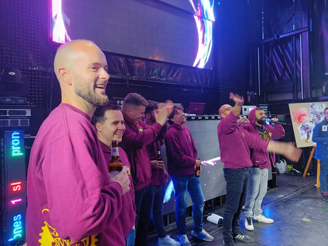 adriandeerre's tweet photo. La presentación de nuestra peña ayer no tuvo sentido alguno 😂😂😂
#SanAmancio #JarrayPedal https://t.co/BtA45MbkGD