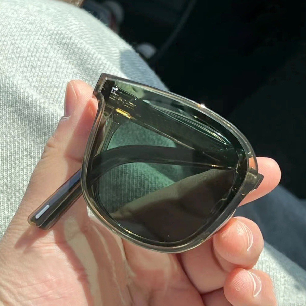 winkwink_store's tweet photo. เอาจิงดิ แว่นกันแดดสมัยนี้อันจิ๋วเดียว🤧 แล้วใส่สบายตามาก เลนส์ polarized แดดแรงแค่ไหนก็เอาอยู่ ไม่ปวดตา ไม่มืดเกิน ที่สำคัญนนเบาพกพาง่าย ใช้จริงแล้วแข็งแรงเว่อ หน้าทรงไหนใส่ก็รอด ดีใจที่ได้ลองเพราะตอนนี้ลด 70% เหลือร้อยกว่าเอง แถมกล่องให้ด้วย เกินไปปะแก;-; https://t.co/joICnHfdzW