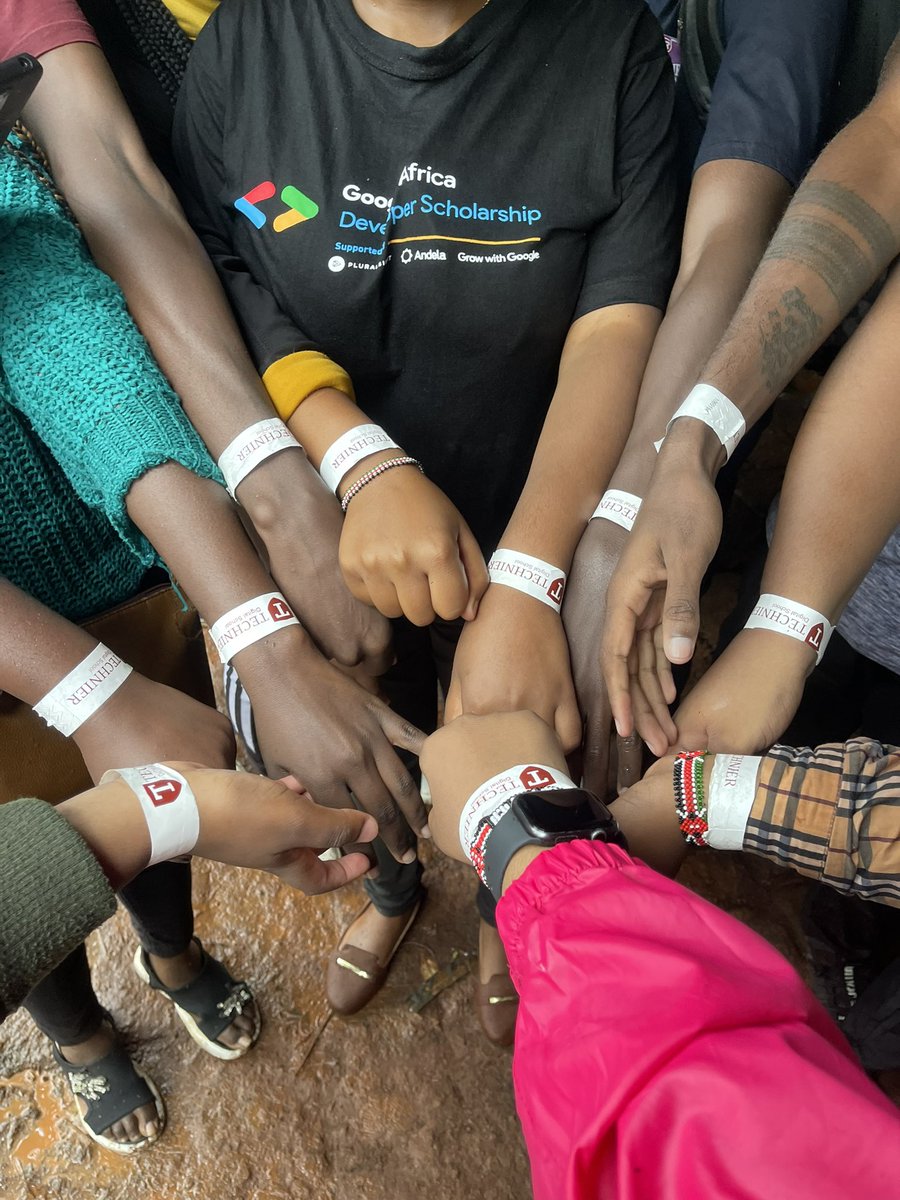 TechnierSchool's tweet image. It’s giving Tech hangout in Nature.

#bravingTheCold