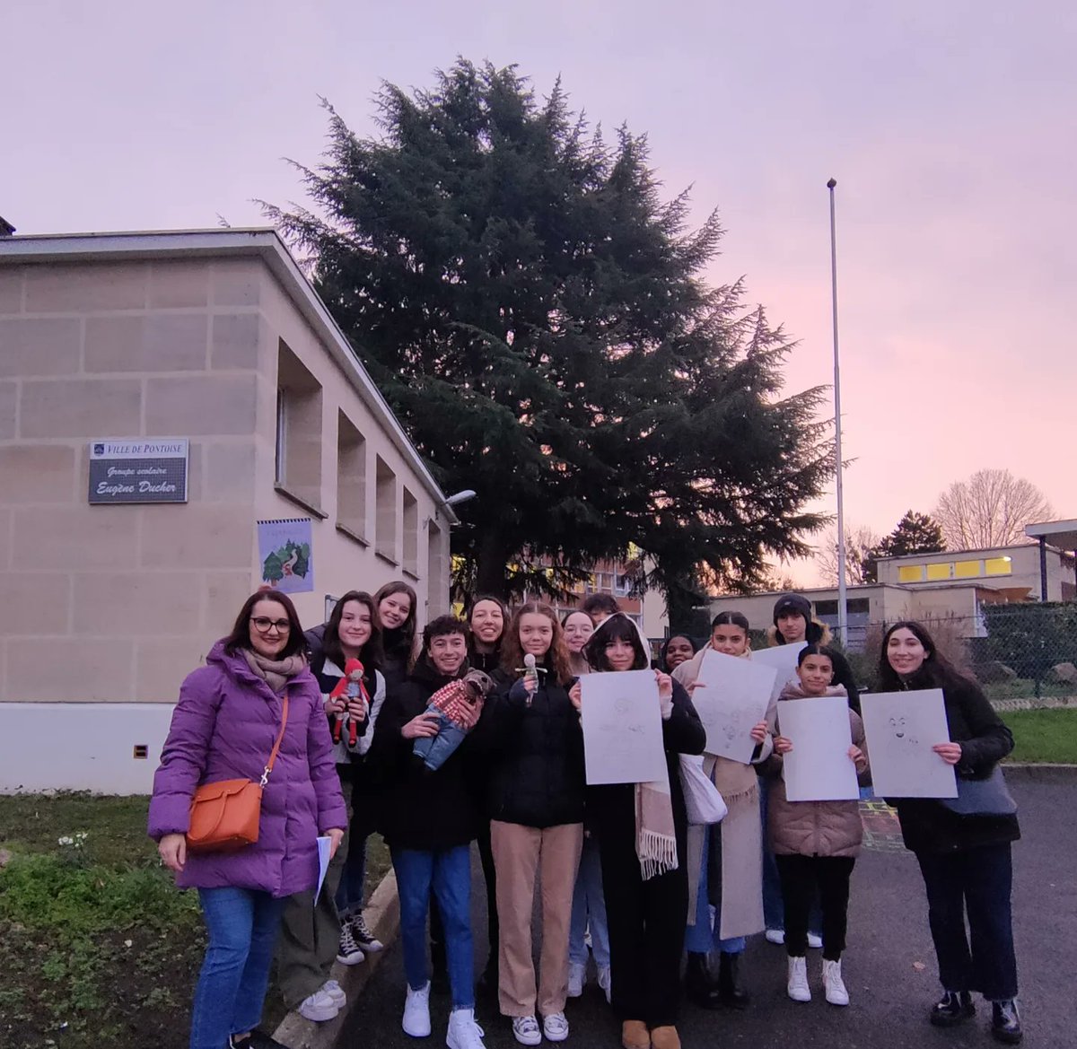 Ya puedes leer el artículo sobre nuestro gran proyecto con los premières #llcerEspagnol del <a href="/LyceePissarro/">Lycée Camille Pissarro</a> 
Un proyecto con la escuela de #Pontoise #EugeneDucher
<a href="/EspAcVersailles/">Espagnol_AcVersailles</a> un ejemplo de iniciación al español y un momento de transmisión lyc-pissarro-pontoise.ac-versailles.fr/Un-projet-ling…