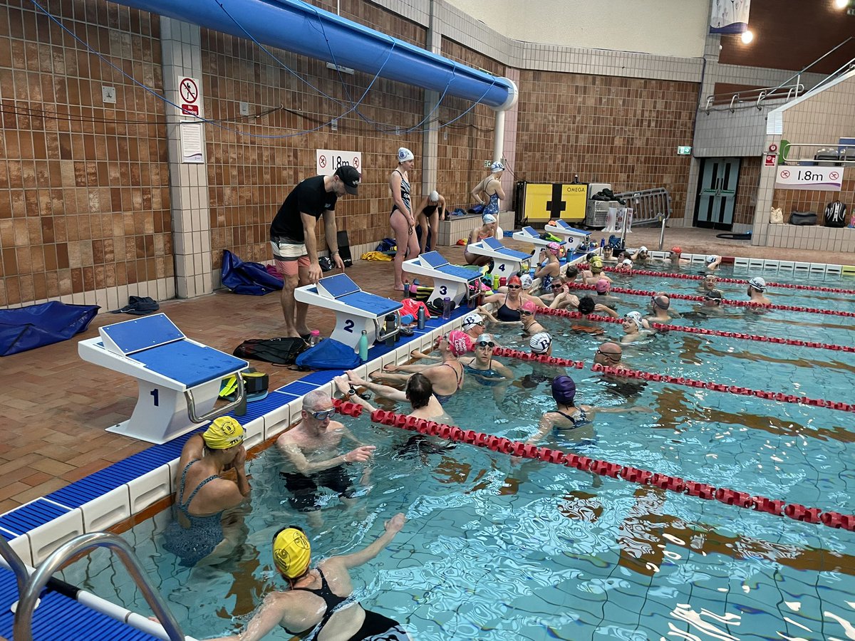 Start the weekend with a chlorine fix - big turn out for our early #masters session. Well done guys! #sussexswimming #swimfamily