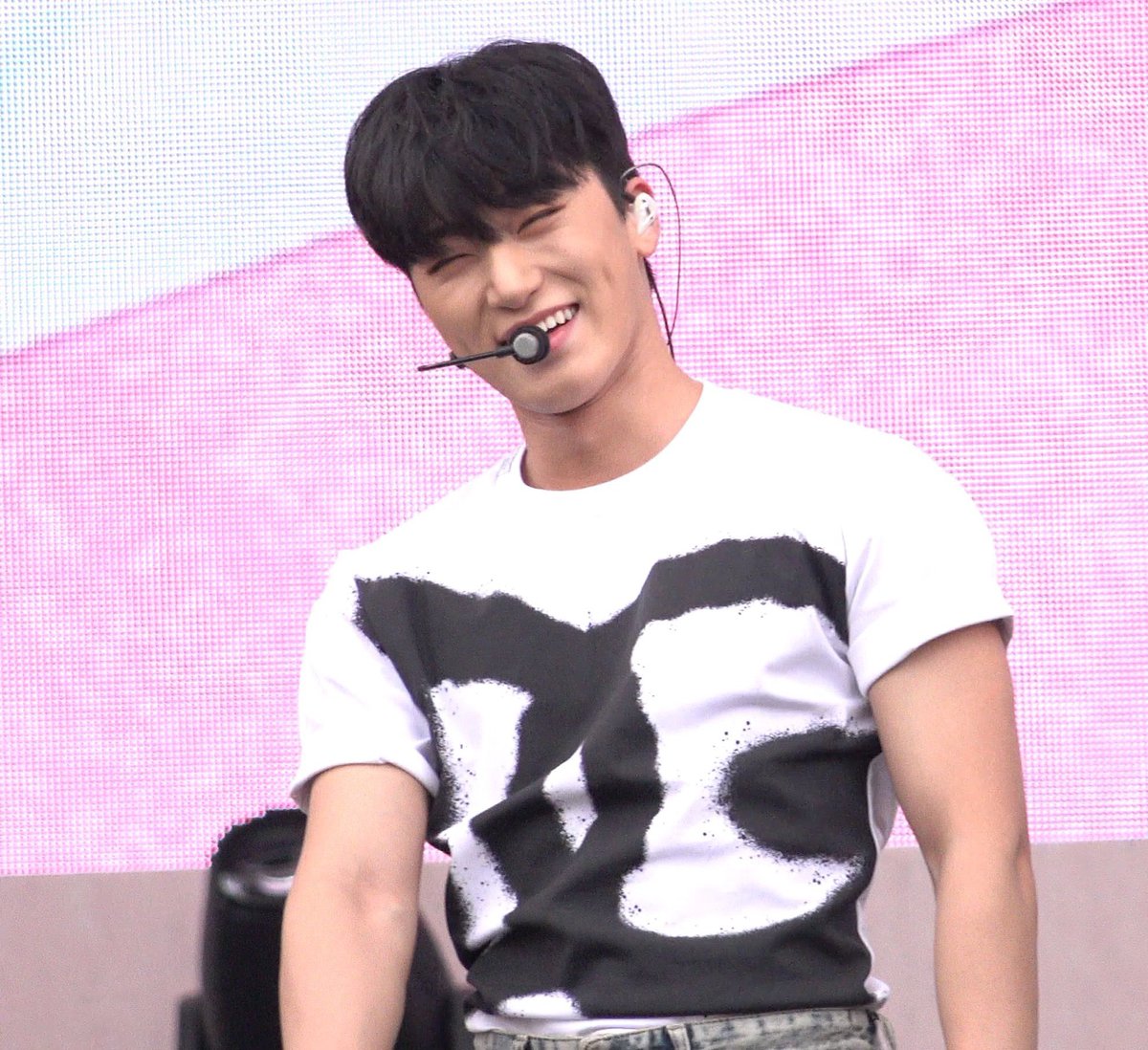 choi_nele's tweet photo. the way he heals everything with his smile https://t.co/LICl4Fij6U