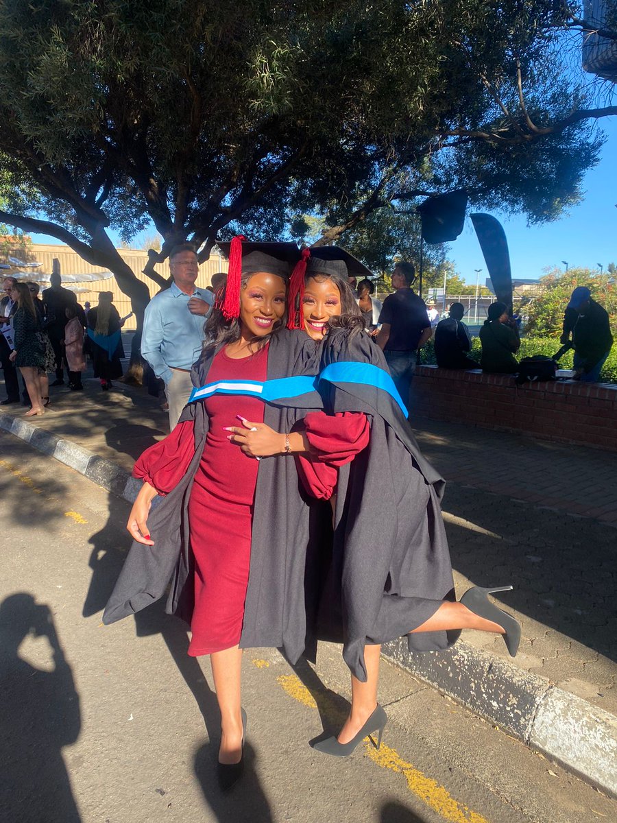 Nthabi_z's tweet photo. UfsGraduation2023 👩‍🎓👩‍🎓 https://t.co/Jt9McZUnFL