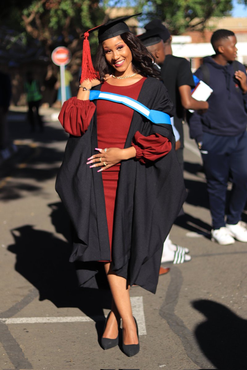 Nthabi_z's tweet photo. UfsGraduation2023 👩‍🎓👩‍🎓 https://t.co/Jt9McZUnFL