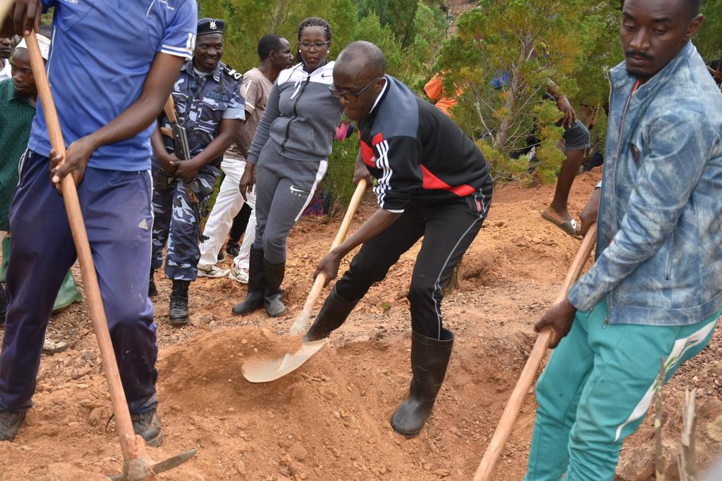 PButanyerera's tweet photo. #Burundi: Le Président de la Cour Suprême Emmanuel #Gateretse,en compagnie du chef de Cabinet du Gouverneur, s'est joint ce samedi 22/4/023, à la population de la commune #Kirundo dans des travaux de développement Communautaire consistant à tracer des courbes de niveau à #Rugero. https://t.co/1vzwx637xJ