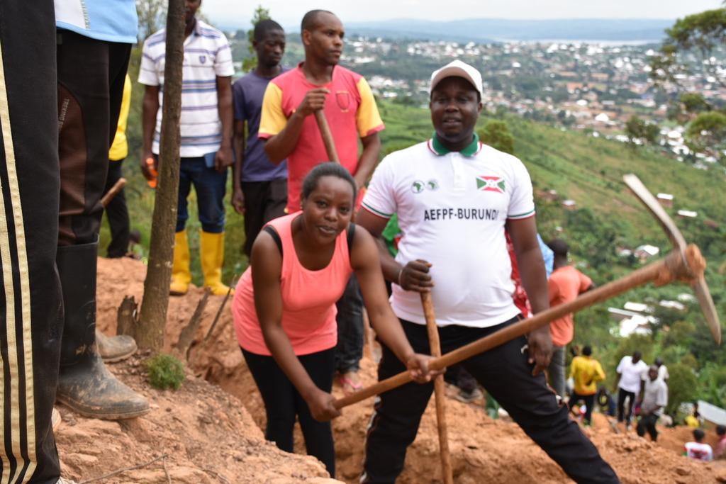 PButanyerera's tweet photo. #Burundi: Le Président de la Cour Suprême Emmanuel #Gateretse,en compagnie du chef de Cabinet du Gouverneur, s'est joint ce samedi 22/4/023, à la population de la commune #Kirundo dans des travaux de développement Communautaire consistant à tracer des courbes de niveau à #Rugero. https://t.co/1vzwx637xJ