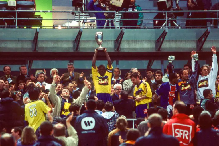 FCGueugnon_Off's tweet photo. 🏆 𝙅𝙤𝙮𝙚𝙪𝙭 𝟮𝟮 𝘼𝙫𝙧𝙞𝙡 𝙖̀ 𝙩𝙤𝙪𝙨 𝙡𝙚𝙨 𝙨𝙪𝙥𝙥𝙤𝙧𝙩𝙚𝙧𝙨 𝙛𝙤𝙧𝙜𝙚𝙧𝙤𝙣𝙨 ! 🟡🔵

Revivez cette journée pleine d'émotions d'il y a 23 ans avec notre série Youtube « Indétrônables » : https://t.co/uJcOKNnHnF 

#ForgeronFamily https://t.co/S6TTfku51G