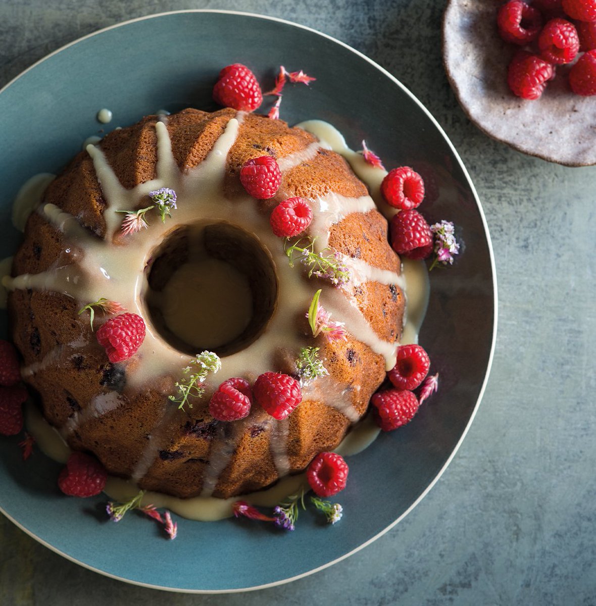 Vele cakes in het oostelijke Middellandse Zeegebied en het Midden-Oosten bevatten yoghurt, voor zowel de smaak als de smeuïge structuur. Hoewel deze verrukkelijke cake met zure room is gemaakt, pakt dit net zo goed uit.

bit.ly/boek_suqar