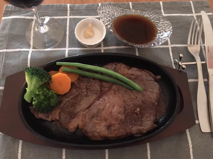 友人からステーキ用の鉄板皿貰いました😆めちゃめちゃテンション上がる!我が家がステーキハウスになってしまった!そして焼き方は長義くんが教えてくれました!!!!見て!!!!色々配慮してモザイクかけてるけど見て!!もう最高…!素敵な誕生日になった…ありがとう🥹 