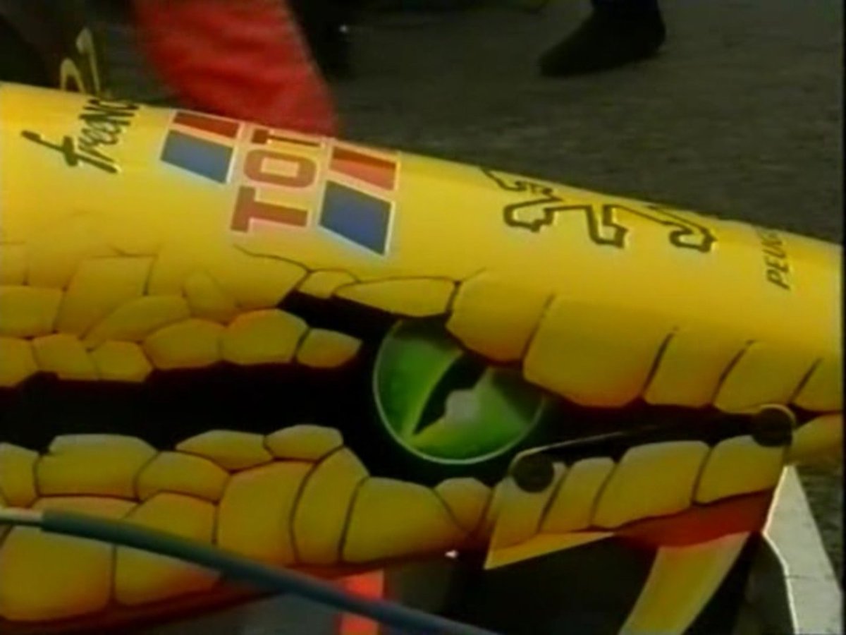 danifloz1's tweet photo. Beautiful Sponsor design. It's something similar to what Williams is doing this season with Duracell.
Jordan Team, 1997 season.
#Formula1 #Sponsorship #Jordanteam https://t.co/oopbDo8HJV