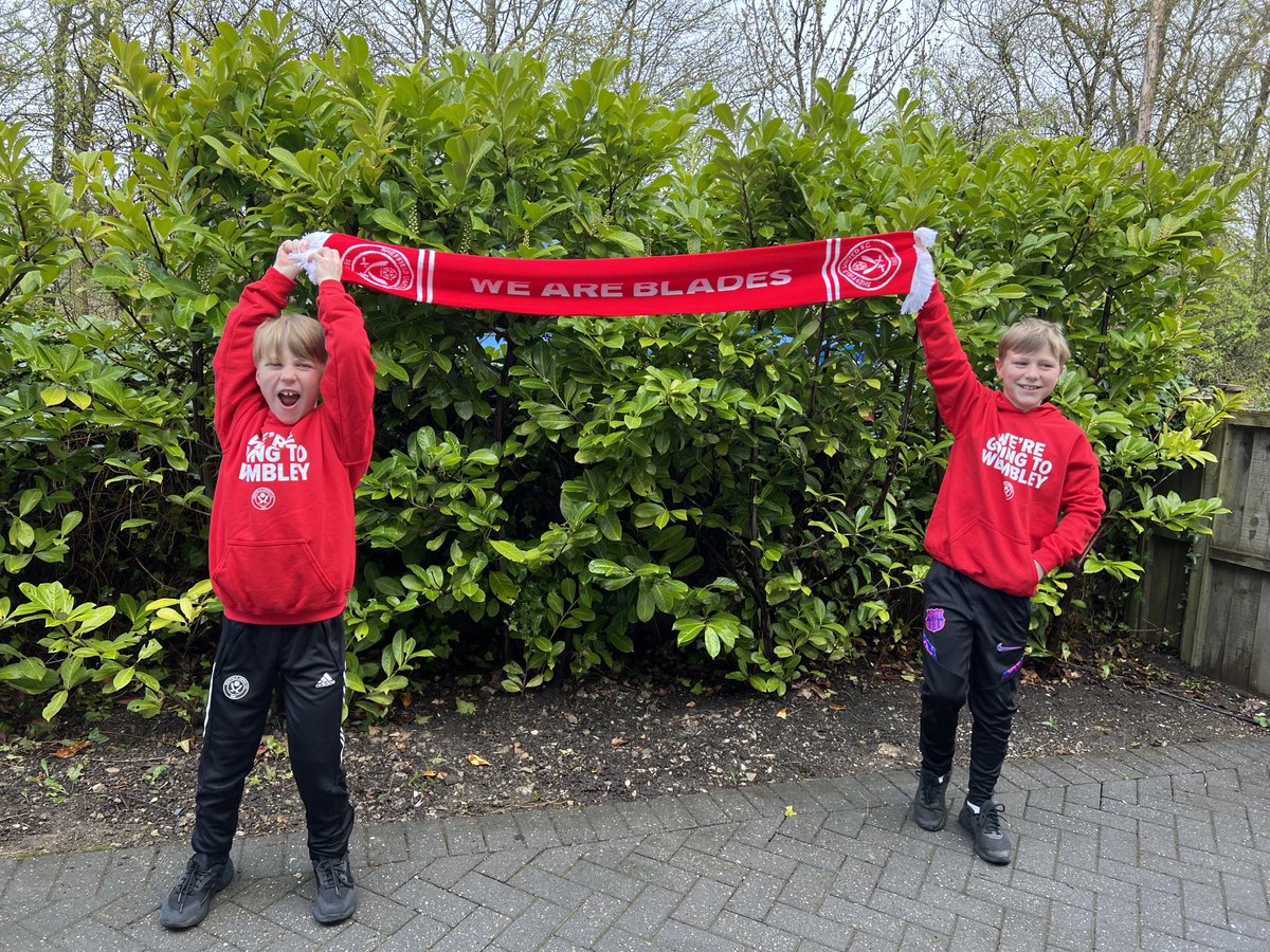 RachelWalkerBax's tweet image. Two very excited Blades this morning!! #blades #sheffieldunited #juniorblades #FAcup