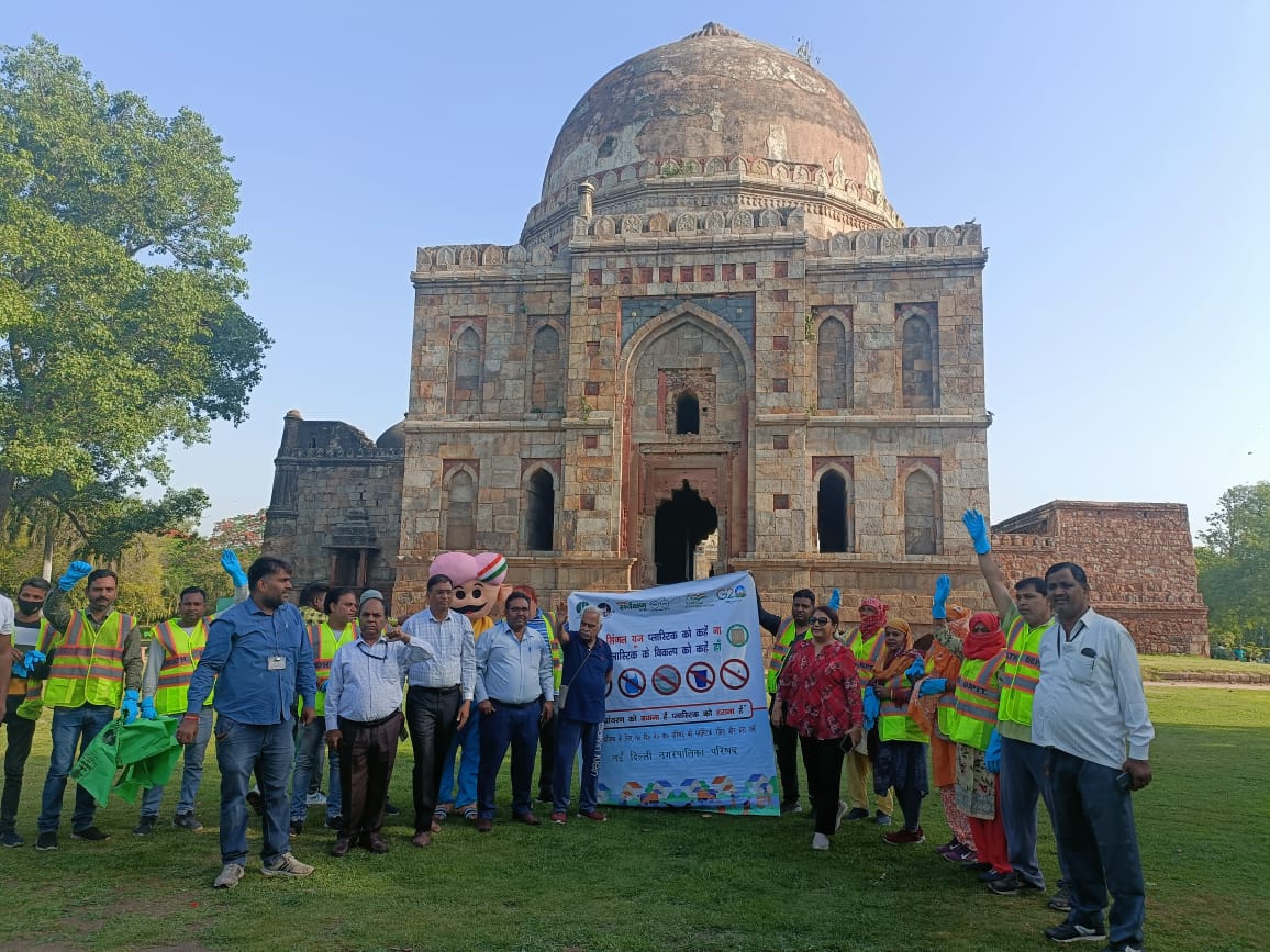 tweetndmc's tweet photo. On the occasion of #worldearthday2023,
#NDMC Swachhta Team organised a Plogging & Sanitation Drive with morning walkers, joggers and visitors at Lodhi Garden, New Delhi today.
#G20India
#SwachhSurvekahan2023
#BanonSingleUsePlastic
#SmartCityNDMC
@DeepaAthlete https://t.co/OsoSUtqKO6