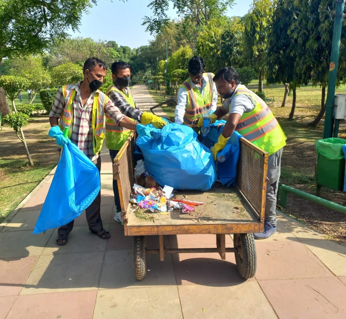tweetndmc's tweet photo. On the occasion of #worldearthday2023,
#NDMC Swachhta Team organised a Plogging & Sanitation Drive with morning walkers, joggers and visitors at Lodhi Garden, New Delhi today.
#G20India
#SwachhSurvekahan2023
#BanonSingleUsePlastic
#SmartCityNDMC
@DeepaAthlete https://t.co/OsoSUtqKO6