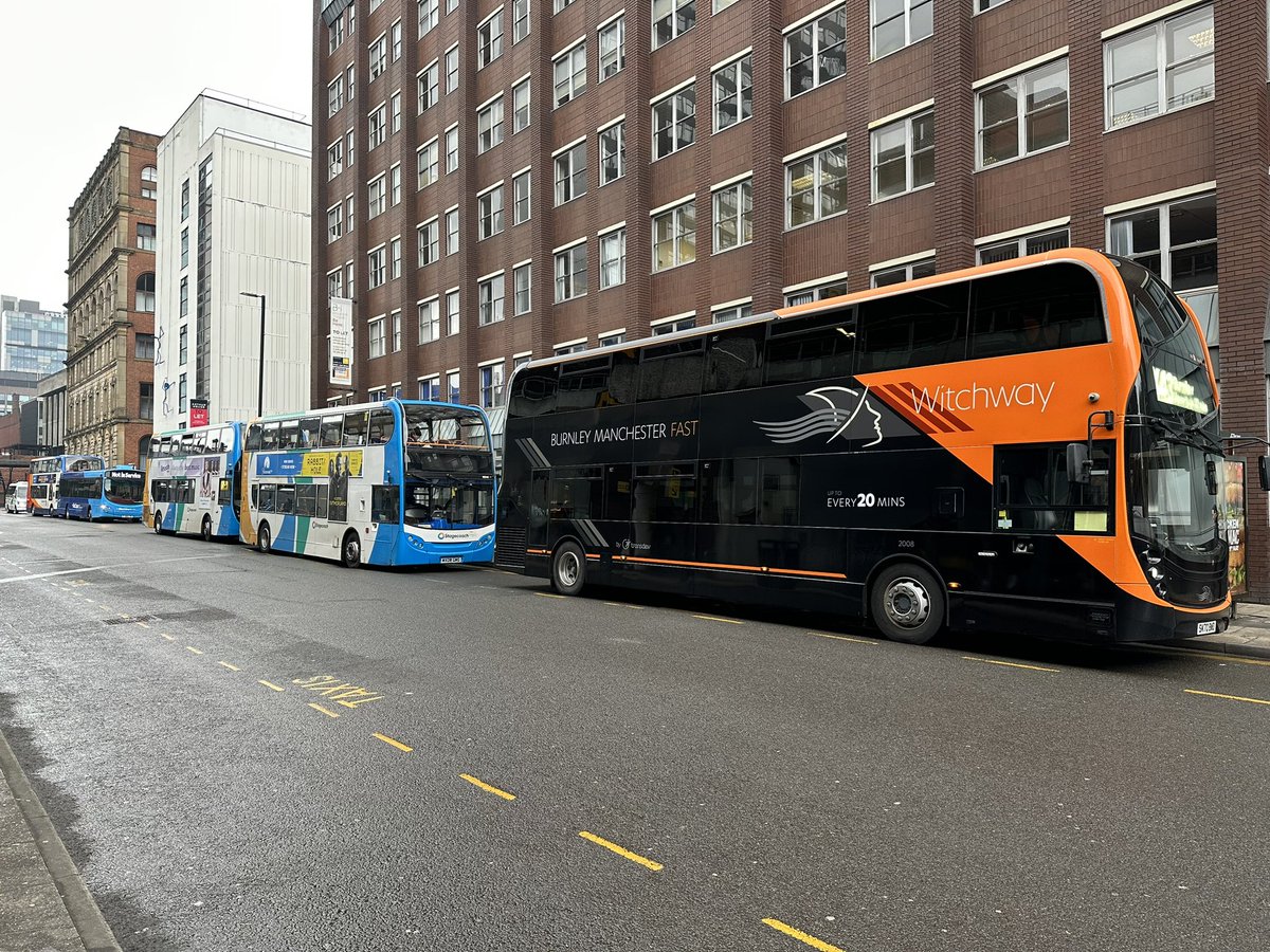 Busy one on Charlton Street this morning @burnleybuses @blackburnbusco @StagecoachGM @OfficialTfGM #redexpress #skyclass #witchway #stagecoach 
#Manchester