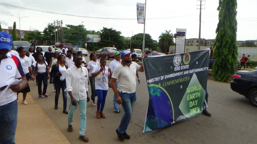Edo_Environment's tweet photo. Edo State Ministry of Environment &amp; Sustainability commemorate this year #EarthDay2023 with a sensitization rally along major streets in Benin City Metropolis and a stop by at the Benin City Central Park.

#InvestInOurPlanet #EdoFirst #KeepEdoClean https://t.co/FBHNXd52ai