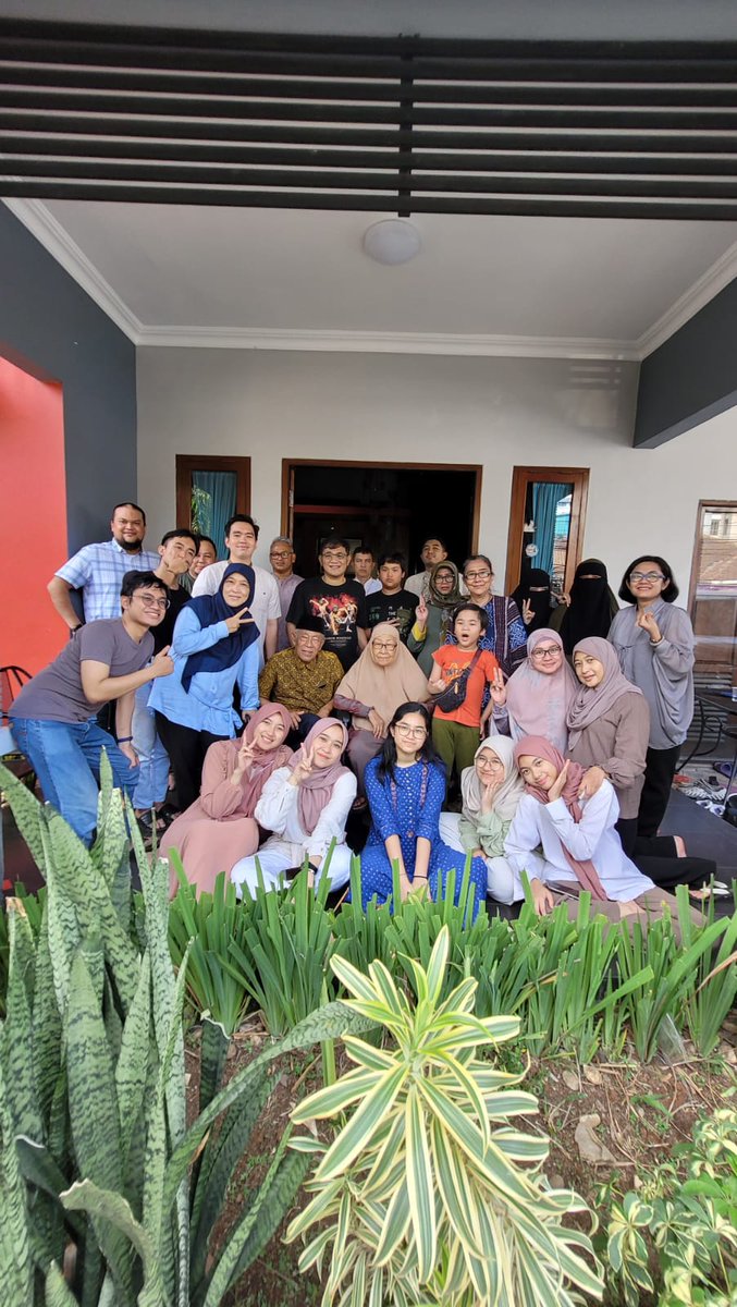 budimandjatmiko's tweet photo. Lebaran bersama orang tua, anak, istri, adik, keponakan, sepupu dan bu lik..
Ada yg berhijab, ada yg bercadar, Muslim dan Buddhis (yg anak2 nya bercadar &amp; berhijab) https://t.co/wuAhw8KSFR