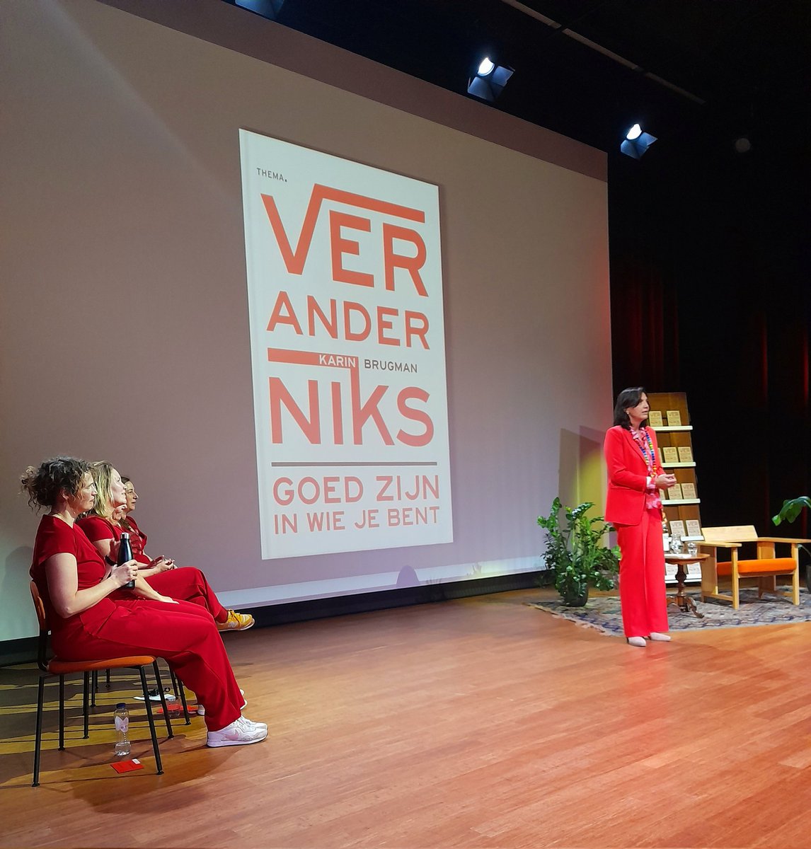 Het nieuwe boek van <a href="/KarinBrugman/">Karin Brugman</a> werd gisteren op een geweldige avond gepresenteerd! Verander niks. Goed zijn in wie je bent. KOOP DAT BOEK! #veranderniks #trots