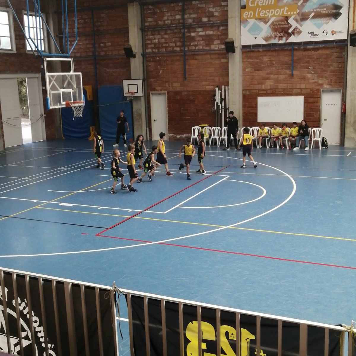 Front1989EBC's tweet photo. Presents al pavelló Tomeu Ferragut per veure el partit Sant Josep vs @esporlesbc #MiniNegre #calamarkids
#123esporles #welovethisgame #negrigrocs #FRONT1989 #frontismeillibertat #verdhistòric #elbàsquetcansa #nohaymásconos #semprepresents #semperfidelis https://t.co/SFgkQzR98C