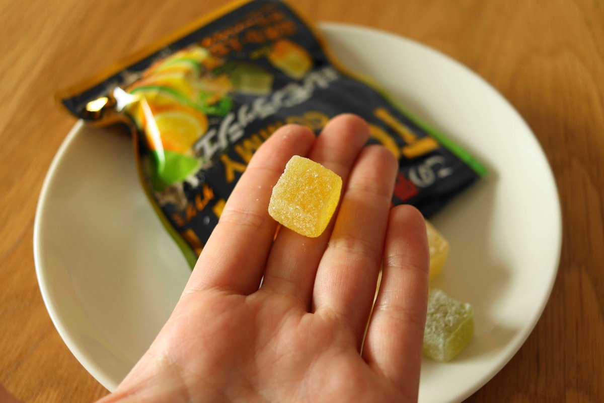 Blogummy's tweet photo. 🍋🍋🍋🍋🍋🍋🍋🍋
タフグミ　レモンラッシュ
🍋🍋🍋🍋🍋🍋🍋🍋

パッケージだけ見たらめちゃくちゃ酸っぱそうですが、実際はほどよい酸味で食べやすいです。

商品名、何で「タフグミ　デュアルパンチャー　レモン&amp;レモン」にしなかったんだろ。

https://t.co/Yxz2dFasLO

#日本グミ協会
#タフグミ https://t.co/jedXf9SeKT