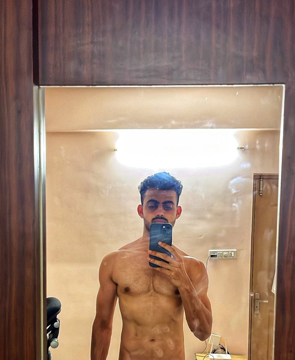 the_body_art's tweet photo. Saturday shenanigans #indianmen #chestday #postworkoutpump #shirtlessmen #shirtlessindianmen https://t.co/ercgXsMCjJ