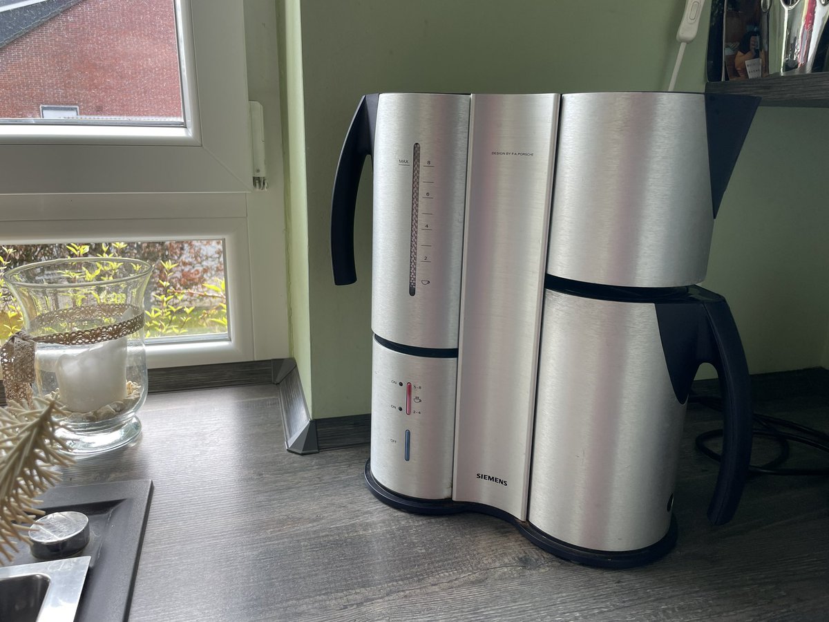 Herzlichen Glückwunsch, liebe #PorscheKaffeemaschine zum 20. #Geburtstag / #Jubiläum. Zusammen mit der <a href="/zeitonline/">DIE ZEIT</a> (ohne online) gab‘s dich im Abo quasi zum gleichen Preis wie dich alleine oder die Zeit alleine. Auf viele gute Jahre Filterkaffee #ohneSchnickSchnack