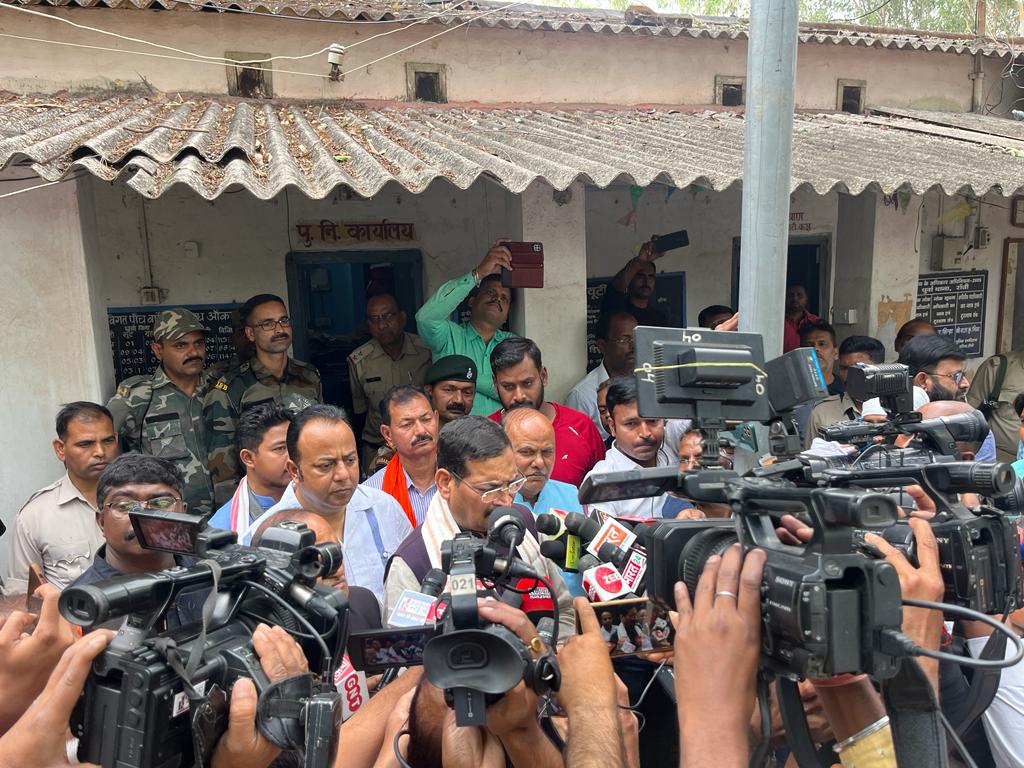 BJP प्रदेश अध्यक्ष दीपक प्रकाश सहित कई बड़े नेता पहुंचे धुर्वा थाना, इस मामले में..-Many big leaders including BJP state president Deepak Prakash reached Dhurva police station, in this case ..