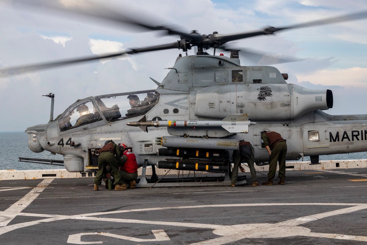 Armado de un #Bell AH-1Z #Zulu #Cobra del VMM-362 sobre la cubierta del #LPD23 #USSAnchorage, para dar protección al buque en su paso por el Estrecho de #Malacca el 9 de enero de 2023...Fijaros bien, los misiles no son #Hellfire, sino los AGM-179 #JAGM dvidshub.net/image/7741637/…
