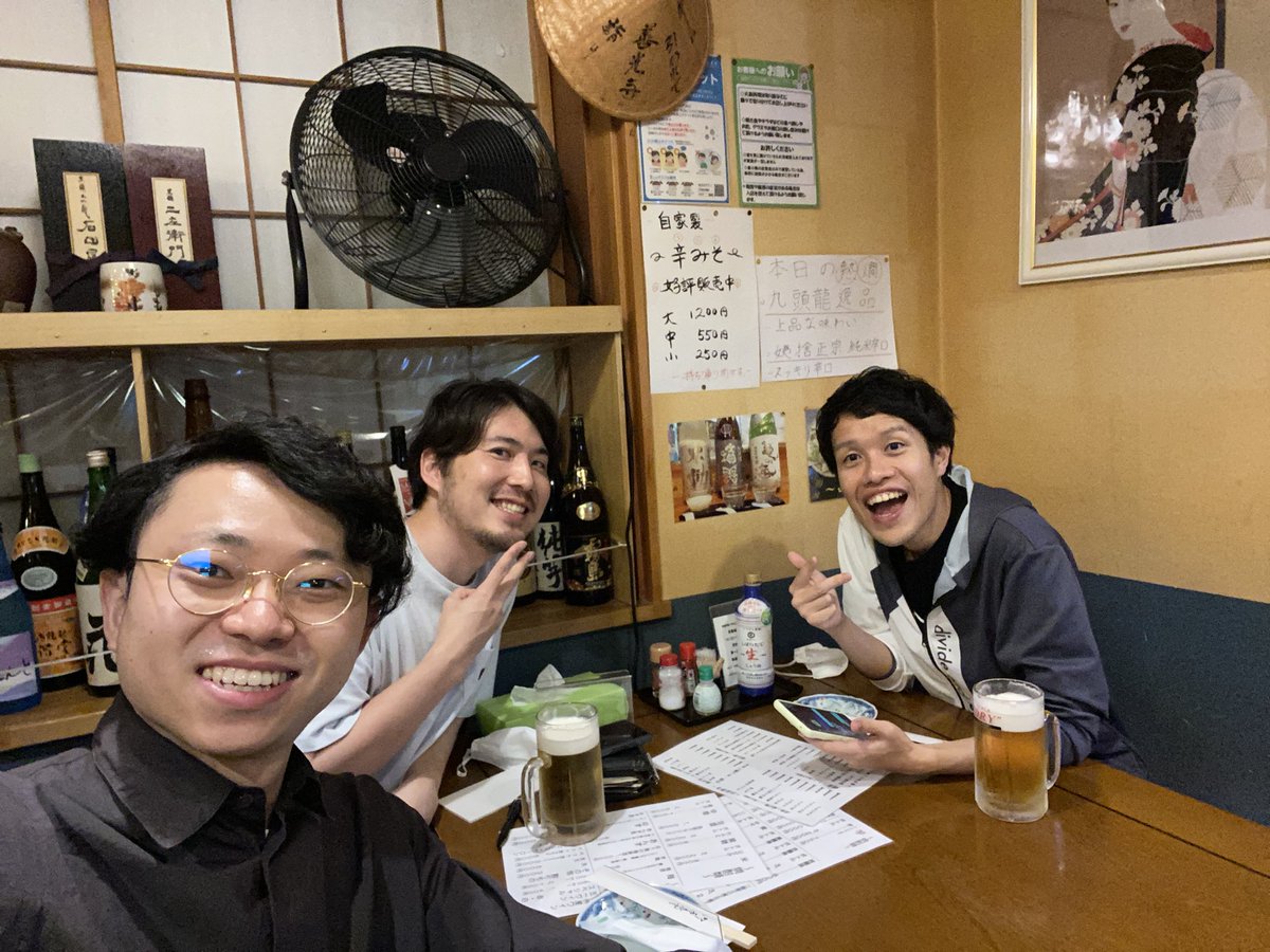yuru_mizuno's tweet photo. 今日公開のムラブリ回で「早押しクイズ大会して負けた人が飲む」って話をしましたが、昨晩まさに飯田さんと掘元さんとしっかり3時まで闘いました。

対戦中に、インタビューを受けてる人がするポーズを「ろくろを回す」と名付けた元祖は飯田さんだということが判明して盛り上がりました。 https://t.co/PUWmh6OyJB