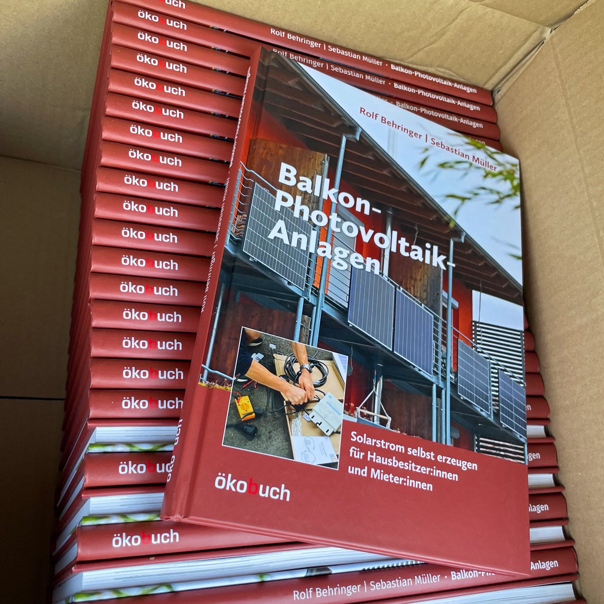 Per Express kamen die ersten 50 Exemplare unseres #Balkonsolar Buchs. 

Daher morgen ab 14:00 in der Ökostation in #Freiburg beim #Solar Flohmarkt gibt es die und mehr zu kaufen!

Oder online unter balkon.solar/buch bestellen!

#balkonkraftwerk #Neuerscheinung