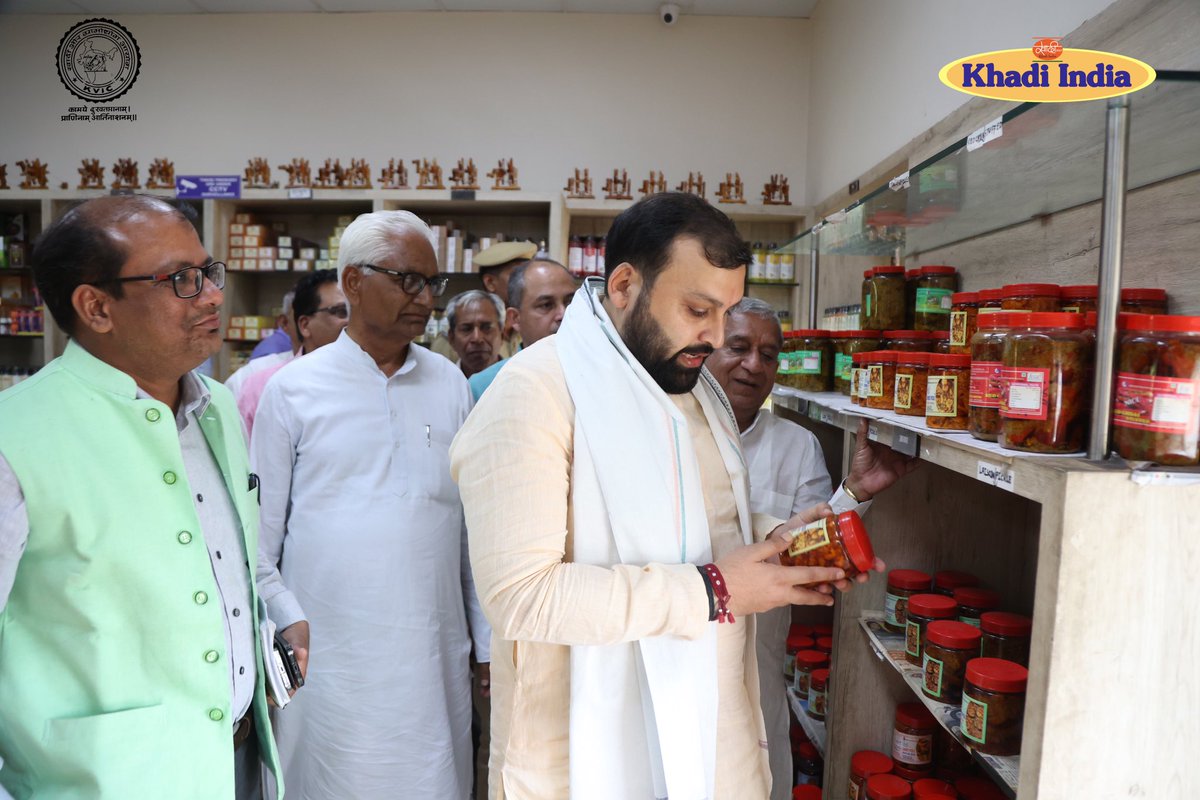 ChairmanKvic's tweet photo. Got an opportunity to visit Khadi Federation Bajaj Nagar, Jaipur &amp; interacted with locals to understand their working experience with the institution.

#khadi #kvic #khadiindia https://t.co/d8pFdFWomw
