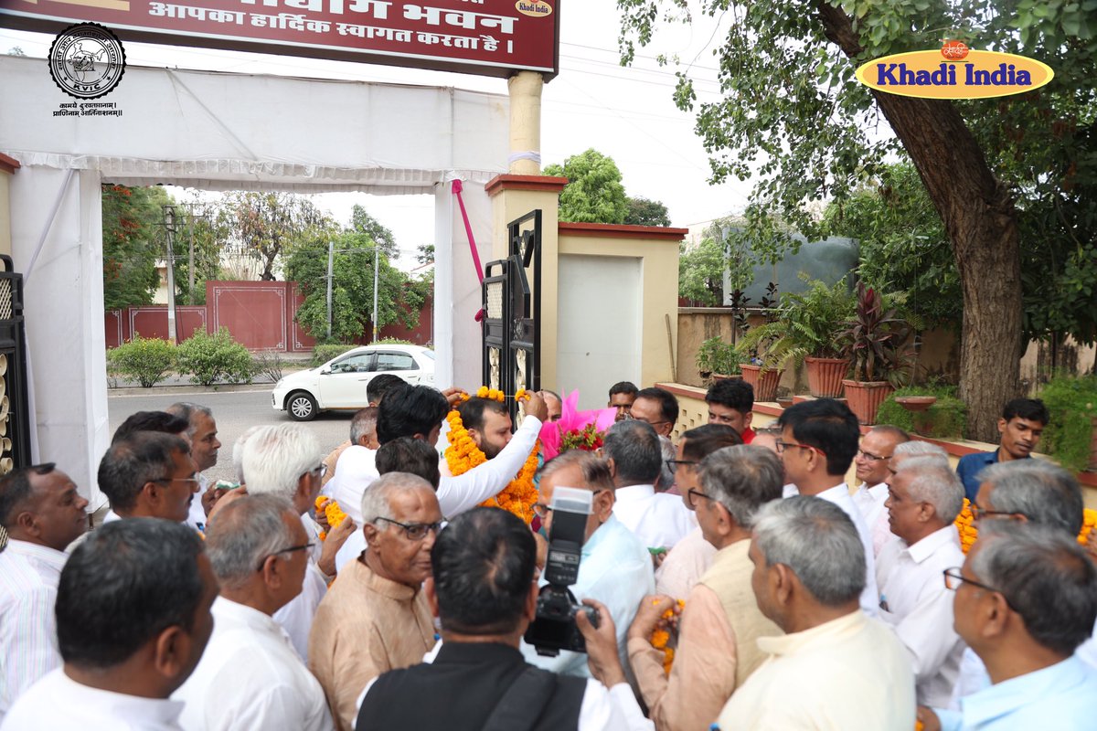 ChairmanKvic's tweet photo. Got an opportunity to visit Khadi Federation Bajaj Nagar, Jaipur &amp; interacted with locals to understand their working experience with the institution.

#khadi #kvic #khadiindia https://t.co/d8pFdFWomw