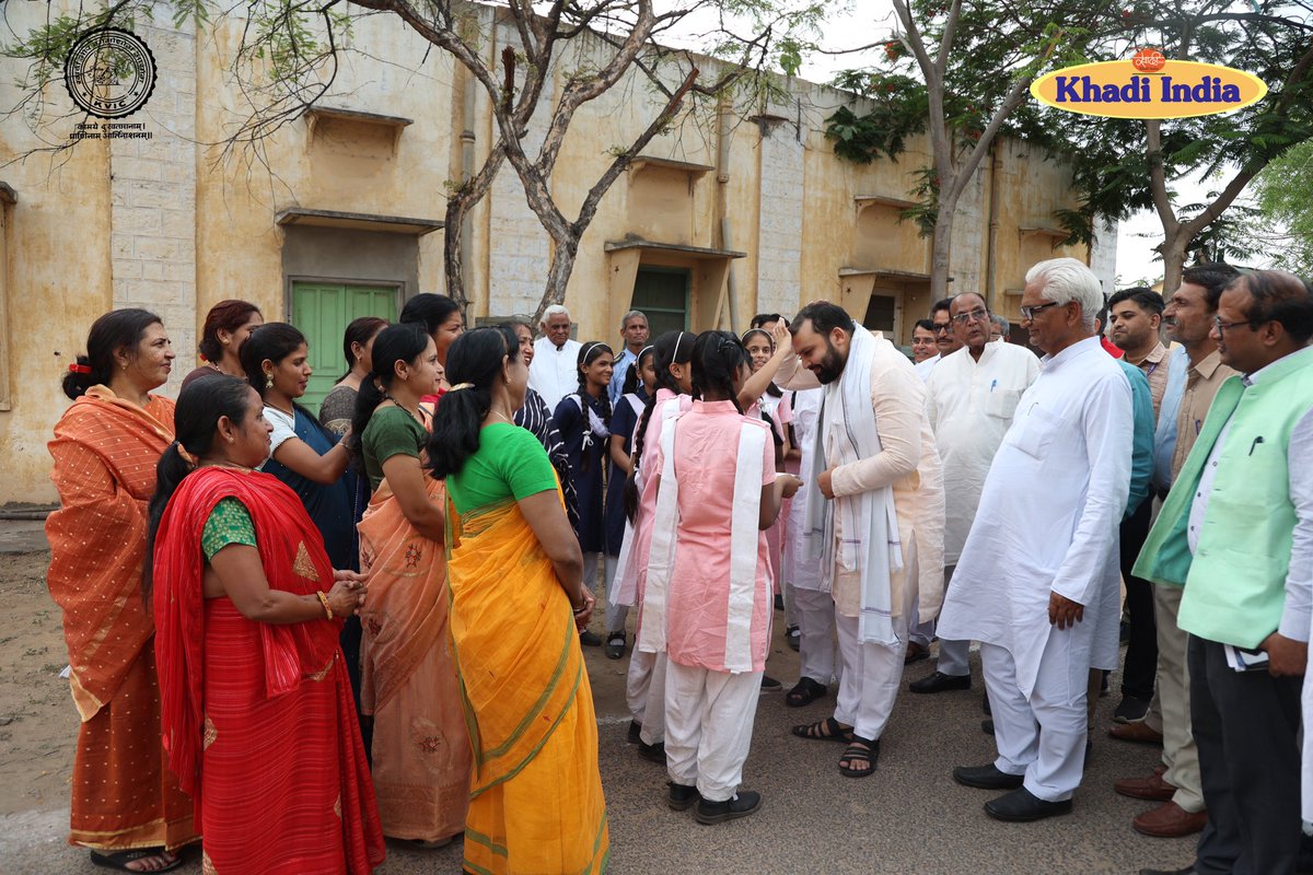 ChairmanKvic's tweet photo. Addressed Khadi Samvad &amp; discussed about the changes required for the development of artisans community there.

#khadiindia #kvic #khadi https://t.co/nlEVTXvitG