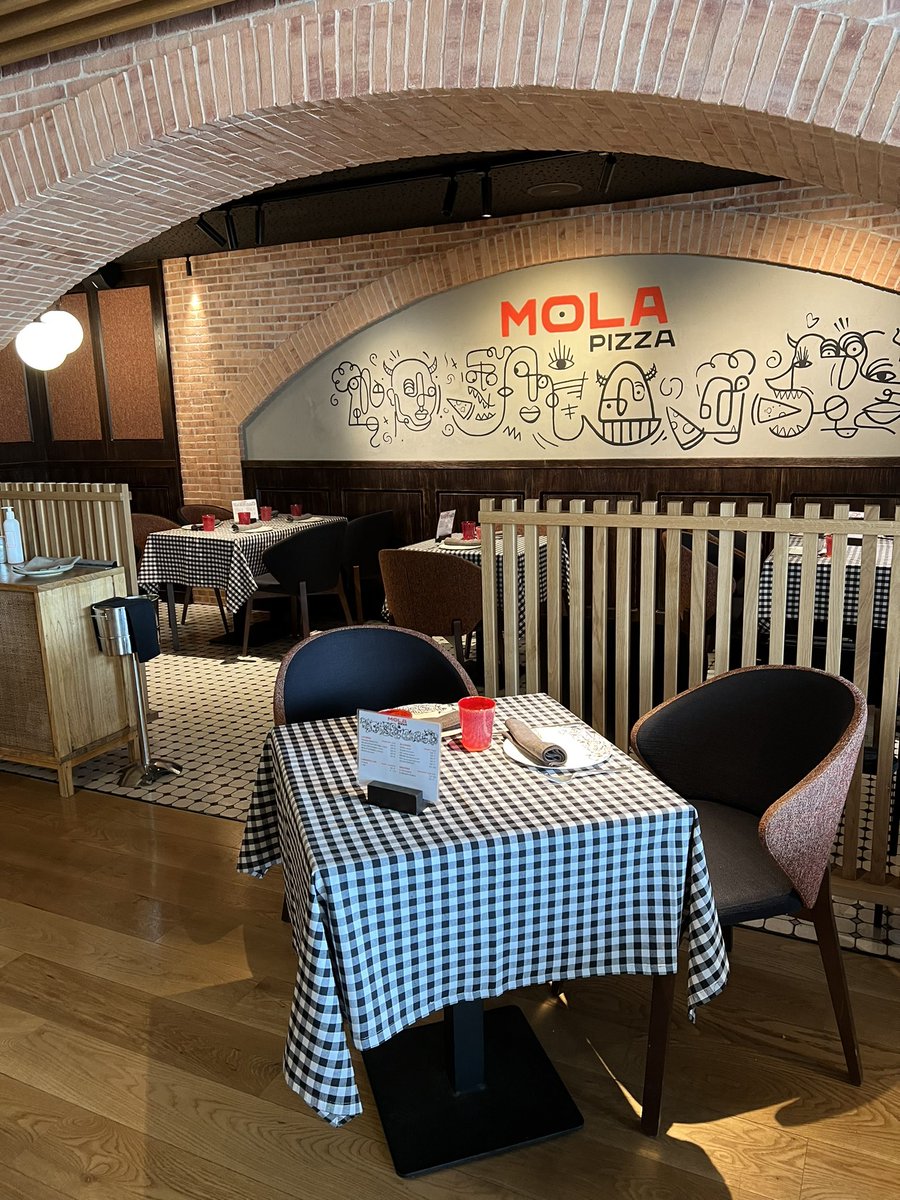 𝐌𝐎𝐋𝐀 𝐏𝐈𝐙𝐙𝐀
<a href="/Molapizza1/">Molapizza</a> 
Formato italiano informal de <a href="/Cesarmartincruz/">César Martín</a> basado en Pizzas (en horno de leña) y -sorprendentes-  'Mpustarella (bocadillo típico napolitano). Lo han vuelto a conseguir: sea en el concepto que sea, el resultado es siempre brillante. 30€/pax