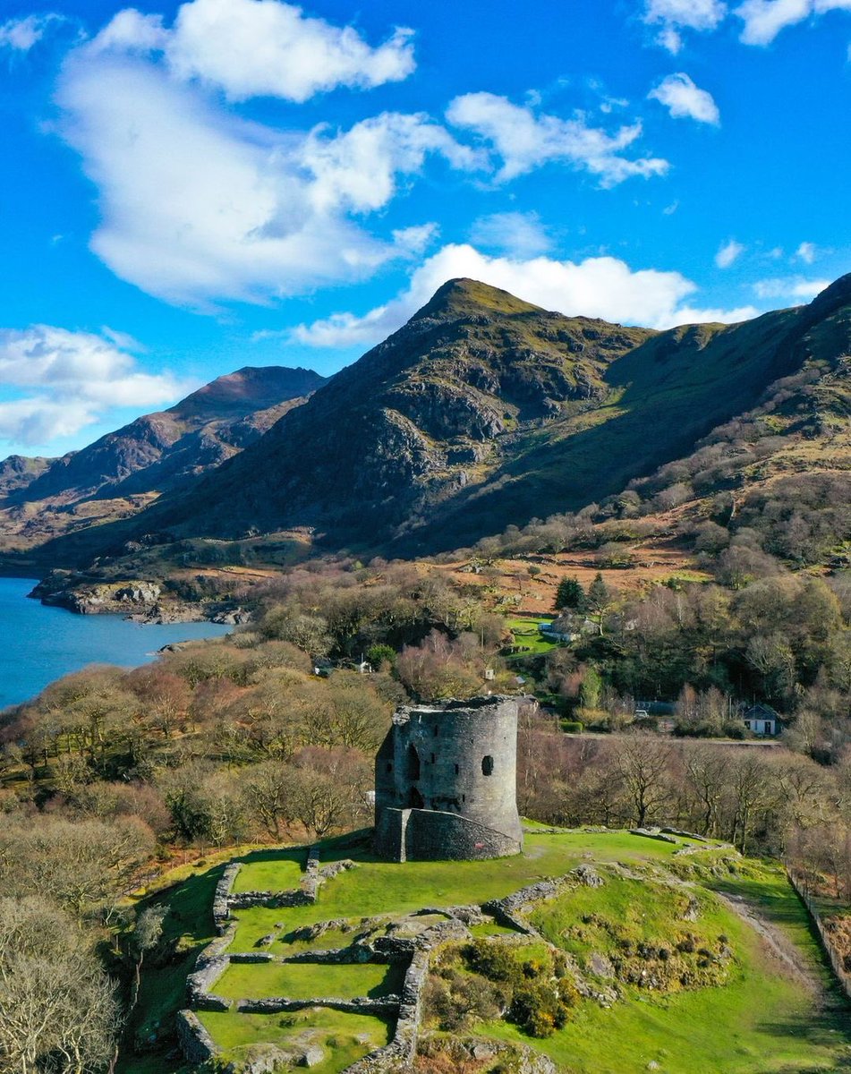 visit_eryri's tweet photo. 🏰 A close up of Llanberis’ Dramatic Castle - Dolbadarn, and the mountains of Eryri (Snowdonia) 🤩🏴󠁧󠁢󠁷󠁬󠁳󠁿

📸 IG/imageswithadam 

Find out more here 👉 https://t.co/1hVFl4zYiK | @visitwales https://t.co/NYhbQnYH2f