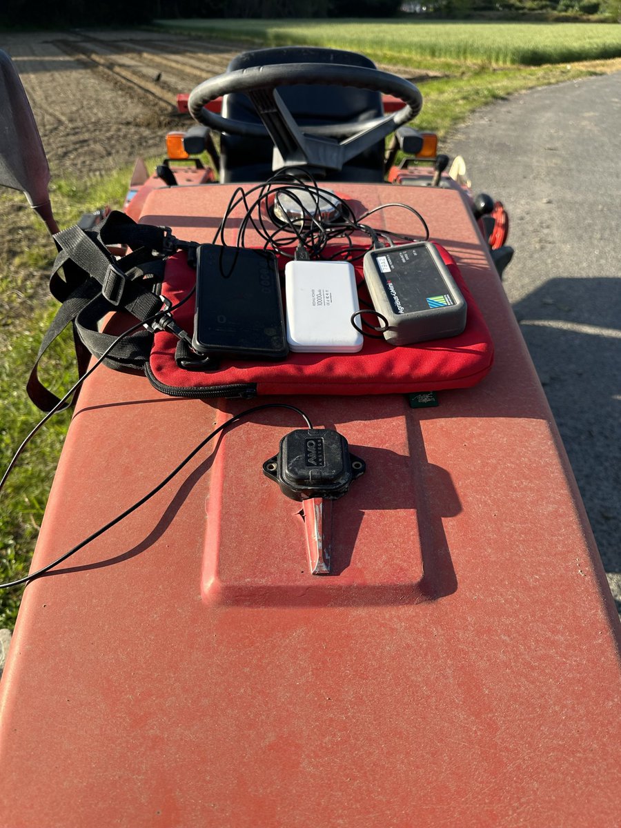 tanbonogakkou's tweet photo. 【23/4/23】苗代がやっとできました。GPSを使っての溝掘りです。メジャー無しで真っ直ぐできるので、楽ちんです。使っている機材は受信機、アンテナ、バッテリー、スマホの4点。カバンに入れて持ち歩いています。
#RTKGNSS https://t.co/32gmFHz9pn