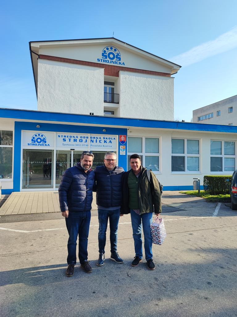 ErasmusTrinidad's tweet photo. Primera experiencia de @SalesianosSTRD en Eslovaquia por Erasmus en el Job Shadowing realizado por tres profesores. Momentos en clases, en reuniones y de visitas por empresas...todo con el colegio "Strojnicka" de la localidad de Považská Bystrica https://t.co/2sMJgtZELF