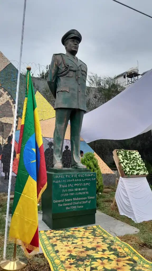 TghatMedia's tweet photo. The Abiy Regime erects a statue for the Tigrayan former chief of staff Seare Mekonen that it had him assassinated to pave the way for the genocidal war on Tigray. No one has been brought to justice for the assassination as of yet.  
https://t.co/pmEGMUyqGm https://t.co/4CC2al0qcb