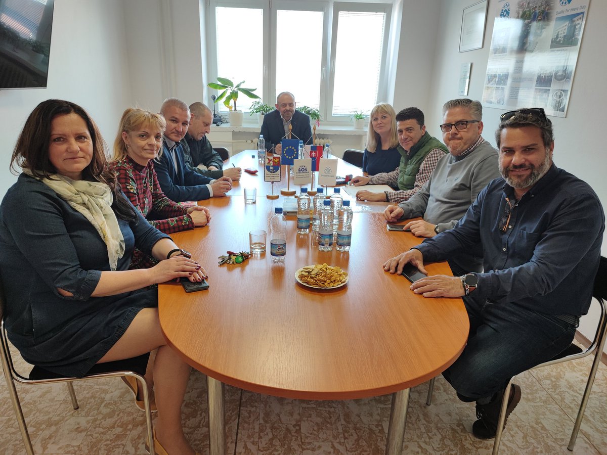 ErasmusTrinidad's tweet photo. Primera experiencia de @SalesianosSTRD en Eslovaquia por Erasmus en el Job Shadowing realizado por tres profesores. Momentos en clases, en reuniones y de visitas por empresas...todo con el colegio "Strojnicka" de la localidad de Považská Bystrica https://t.co/2sMJgtZELF