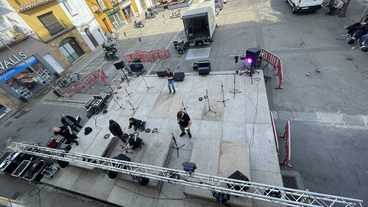 Blanes_cat's tweet photo. La Plaça dels Dies Feiners es prepara per acollir avui a les 21 h el Concert-Relat #Trencadís, amb #NeusMar i la #CoblaLaFlamadeFarners dirigida per #XaviMolina Entrada Gratuïta
#DiadaSantJordi
#Música
#Cultura
#BlanesArranDeMar https://t.co/sT2w27iVIP