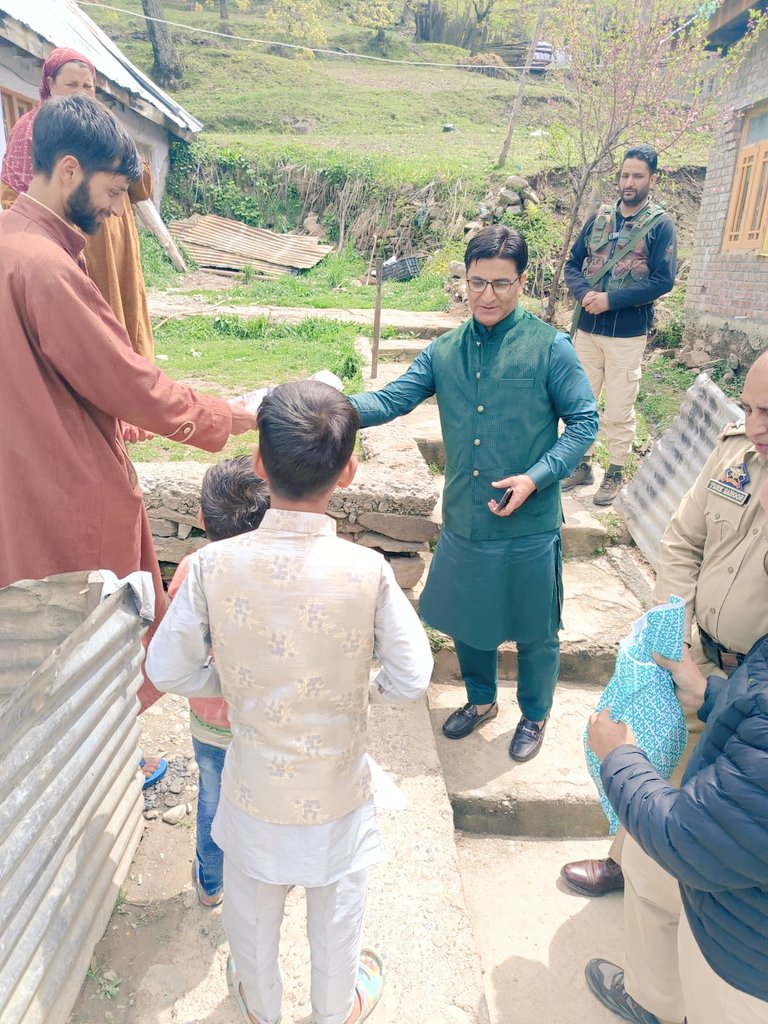 Gbl_Police's tweet photo. On the eve of #EidUlFitr Ganderbal Police distributes Sweets among the families of Police Martyrs.
@JmuKmrPolice 
@KashmirPolice 
@sujitpchauhan 
@NikhilB__IPS https://t.co/sXfCd4FZKu