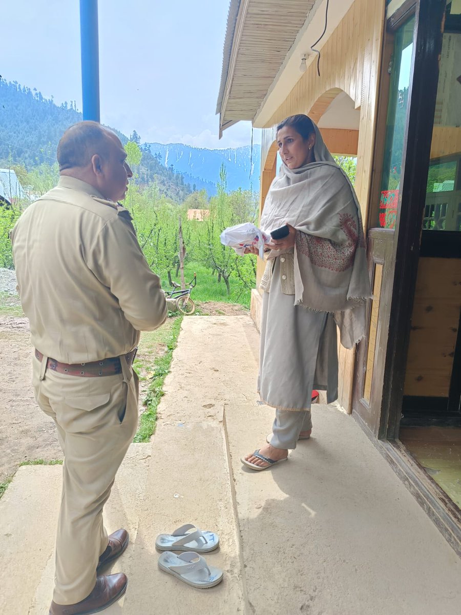 Gbl_Police's tweet photo. On the eve of #EidUlFitr Ganderbal Police distributes Sweets among the families of Police Martyrs.
@JmuKmrPolice 
@KashmirPolice 
@sujitpchauhan 
@NikhilB__IPS https://t.co/sXfCd4FZKu