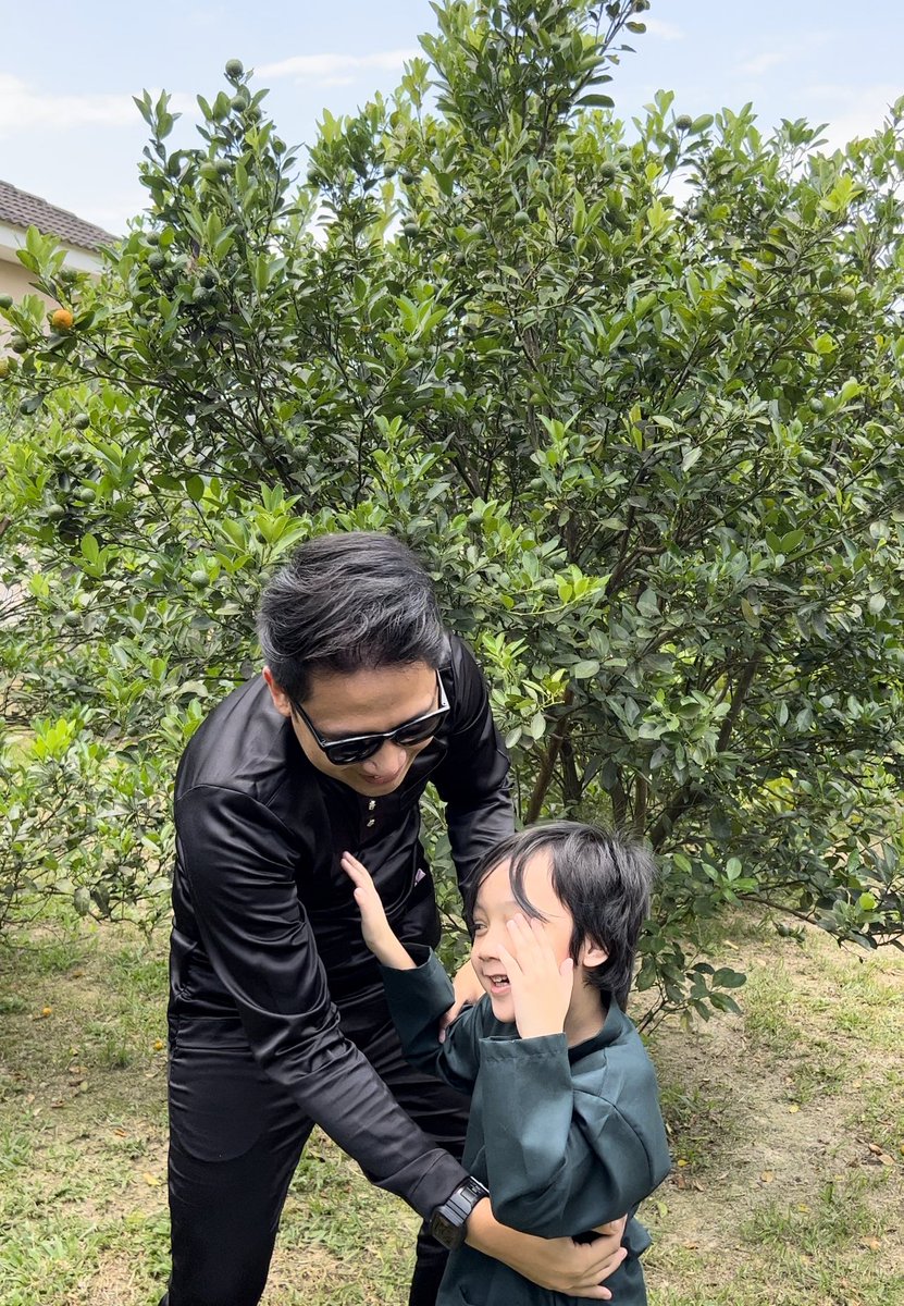 brgsjks's tweet photo. Reply tweet ini dengan gambar &amp; video raya korang yang candid, tak menjadi &amp; tak cantik 😭 https://t.co/i3kf1bILrF