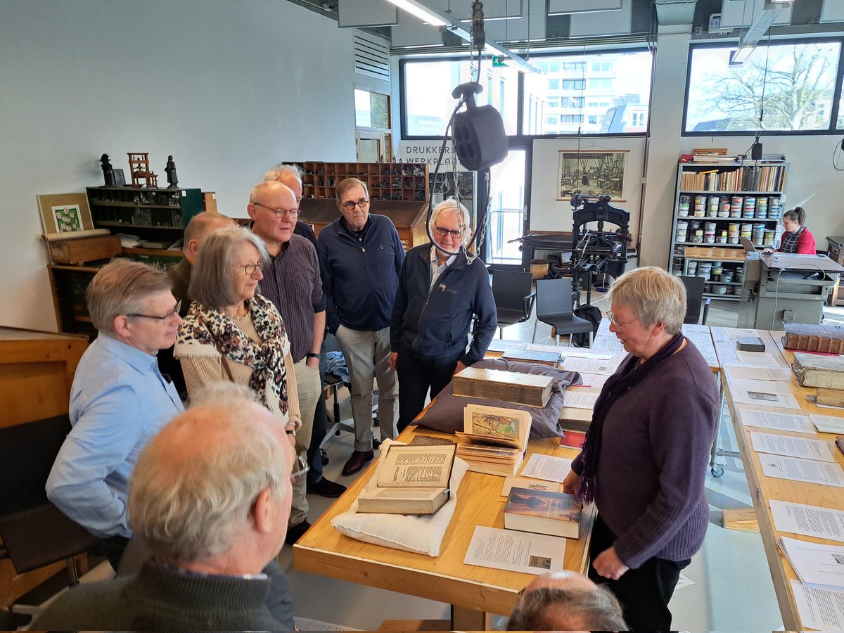 Laatste les van Goudologie 2 over Librije en Goudse boekdrukkunst in <a href="/Chocolafabriek/">Chocoladefabriek Gouda</a> Tijd om boeken ook echt te bekijken onder bezielende uitleg van Marianne Lambregts en Jan Willem Klein. Dank <a href="/StreekarchiefMH/">Streekarchief Midden-Holland</a> !